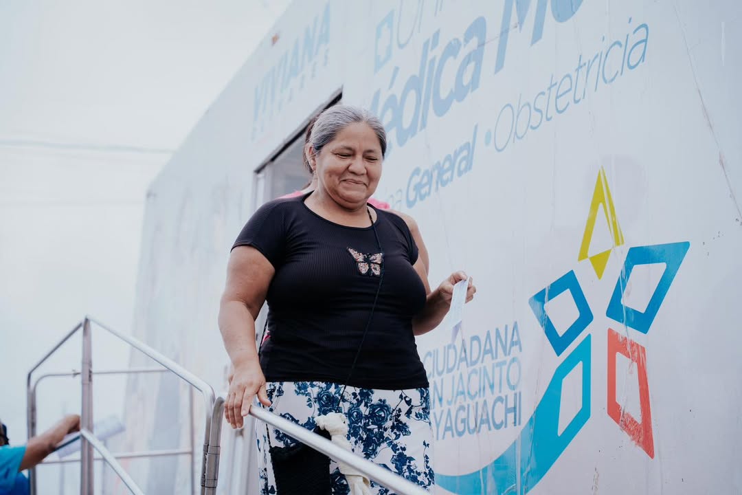 Brigada médica llega a La Carlota y entrega medicamentos gratis