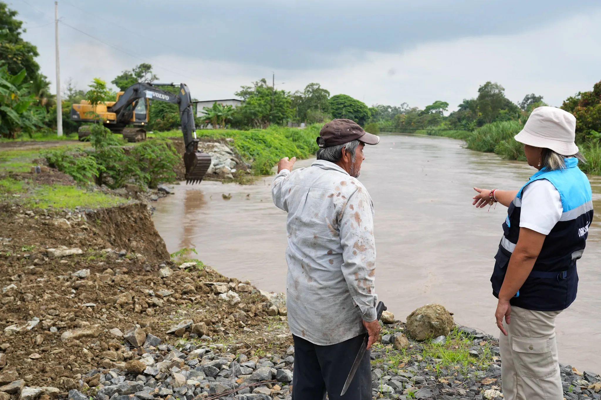Maquinaria de la Prefectura del Guayas repara vía socavada por el río Chimbo en Yaguachi
