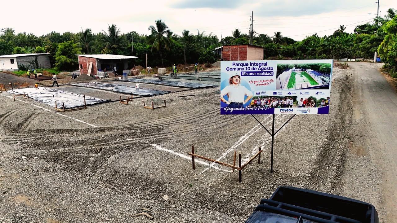 Avanza construcción de cancha y parque infantil en 10 de Agosto, San Jacinto