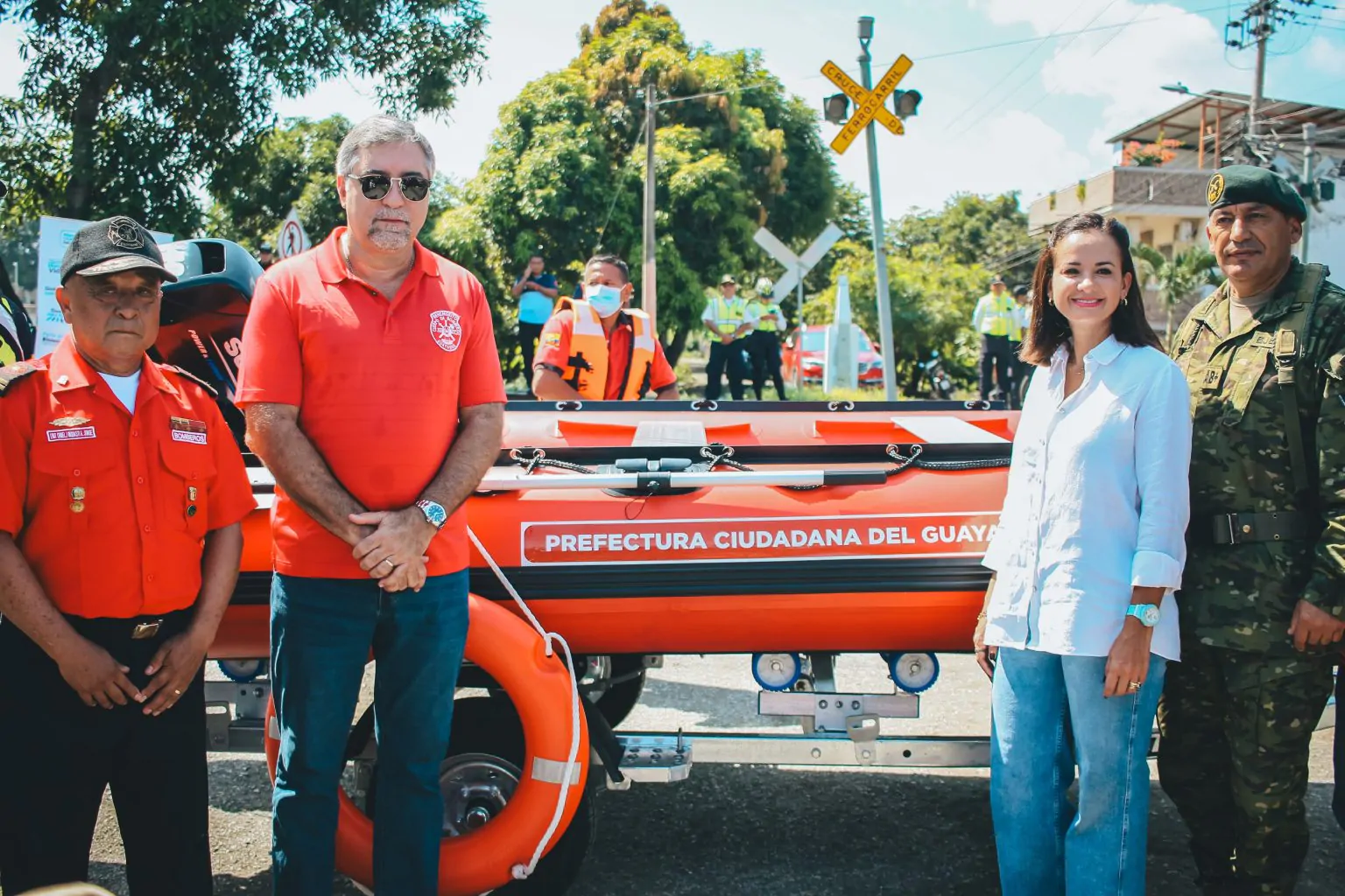 Prefectura entrega primer bote de rescate a Bomberos de Yaguachi