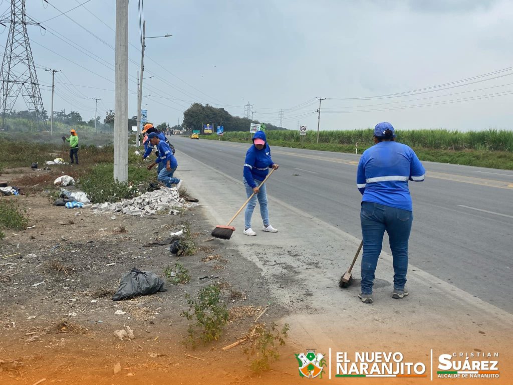 Minga de limpieza limpia la entrada de Naranjito el 16 de noviembre