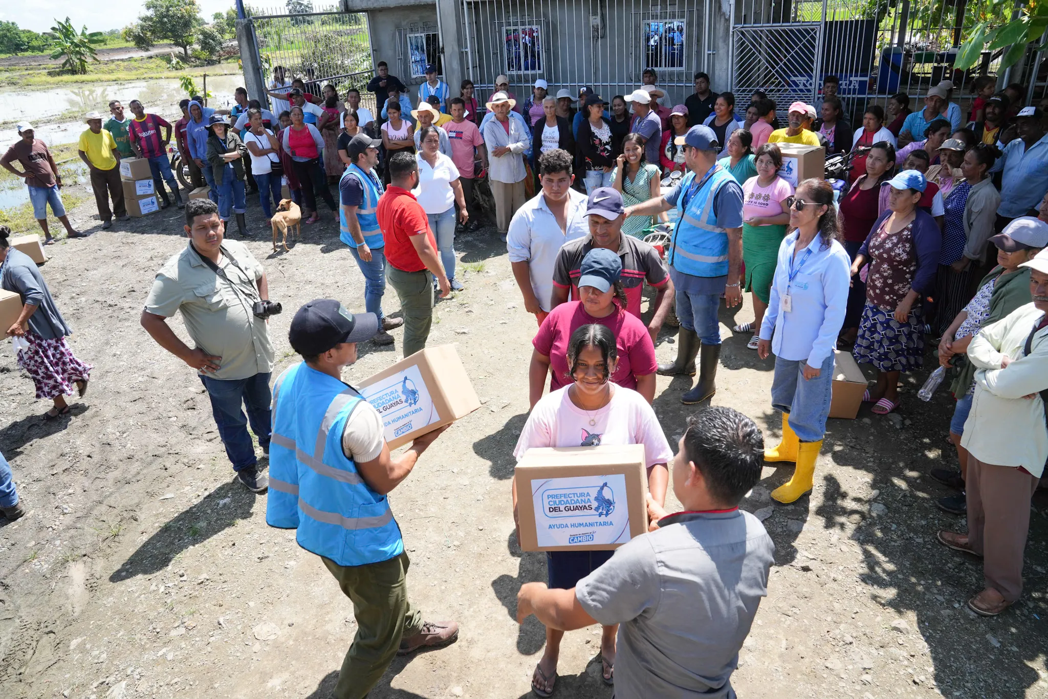 Prefectura del Guayas entrega kits en San Jacinto de Yaguachi tras las lluvias