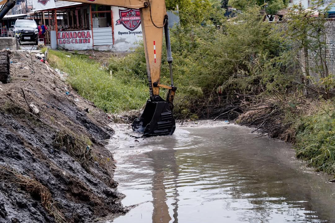 Alcaldía de Yaguachi avanza en limpieza de canales para prevenir inundaciones por El Niño