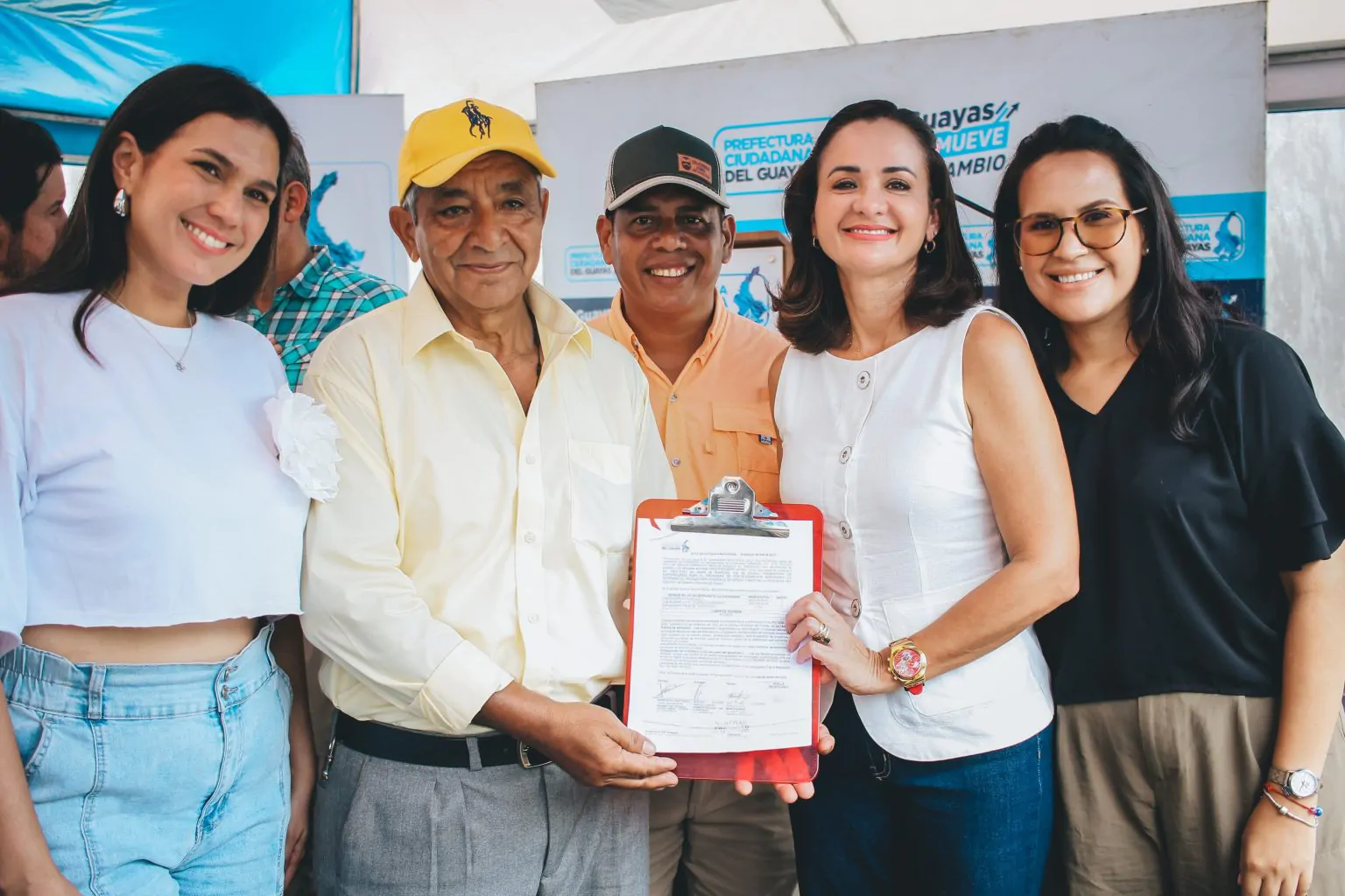Prefectura entrega insumos a bananeros en San Jacinto de Yaguachi
