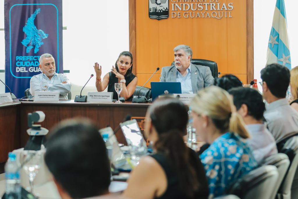 Prefectura del Guayas presenta plan vial a 15 años y alianza con Azuay ante cámaras productivas