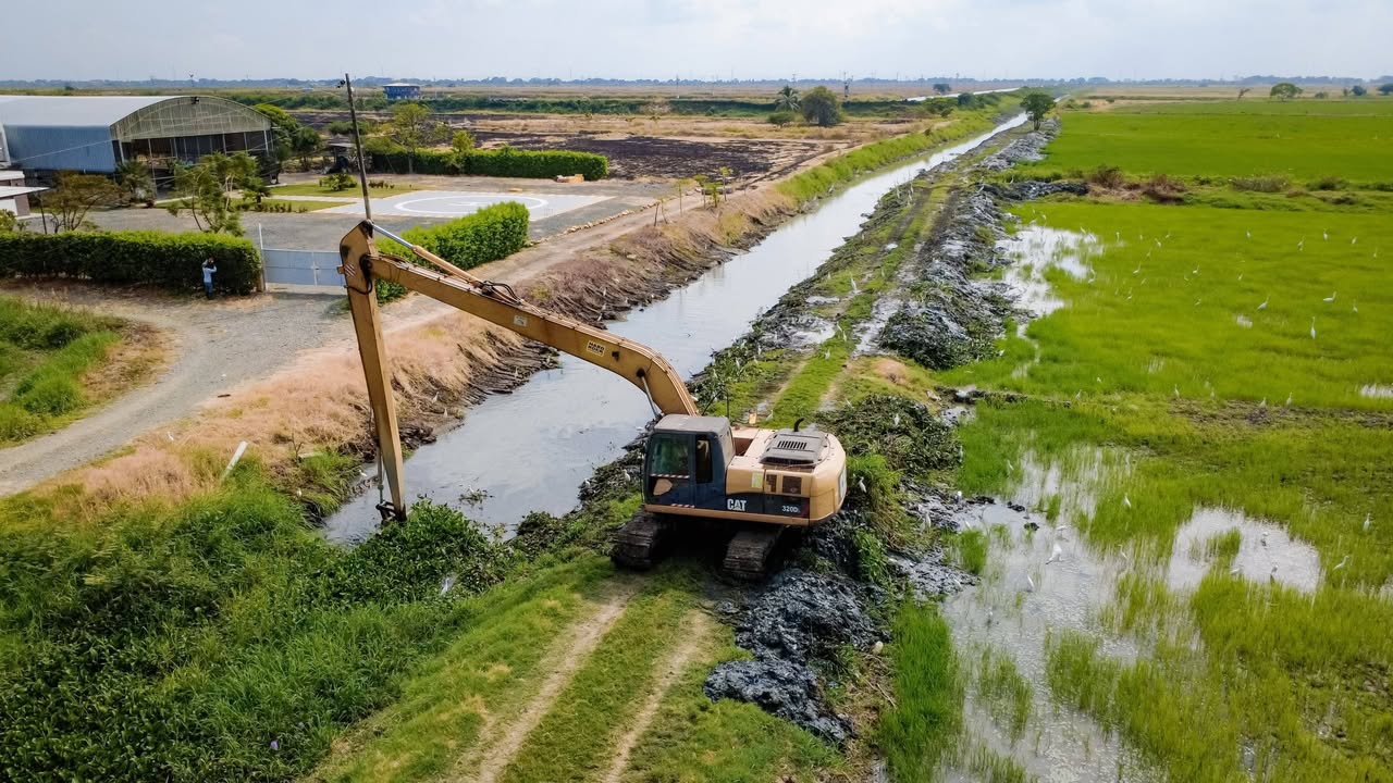San Jacinto de Yaguachi avanza en limpieza de canales para prevenir inundaciones invernales