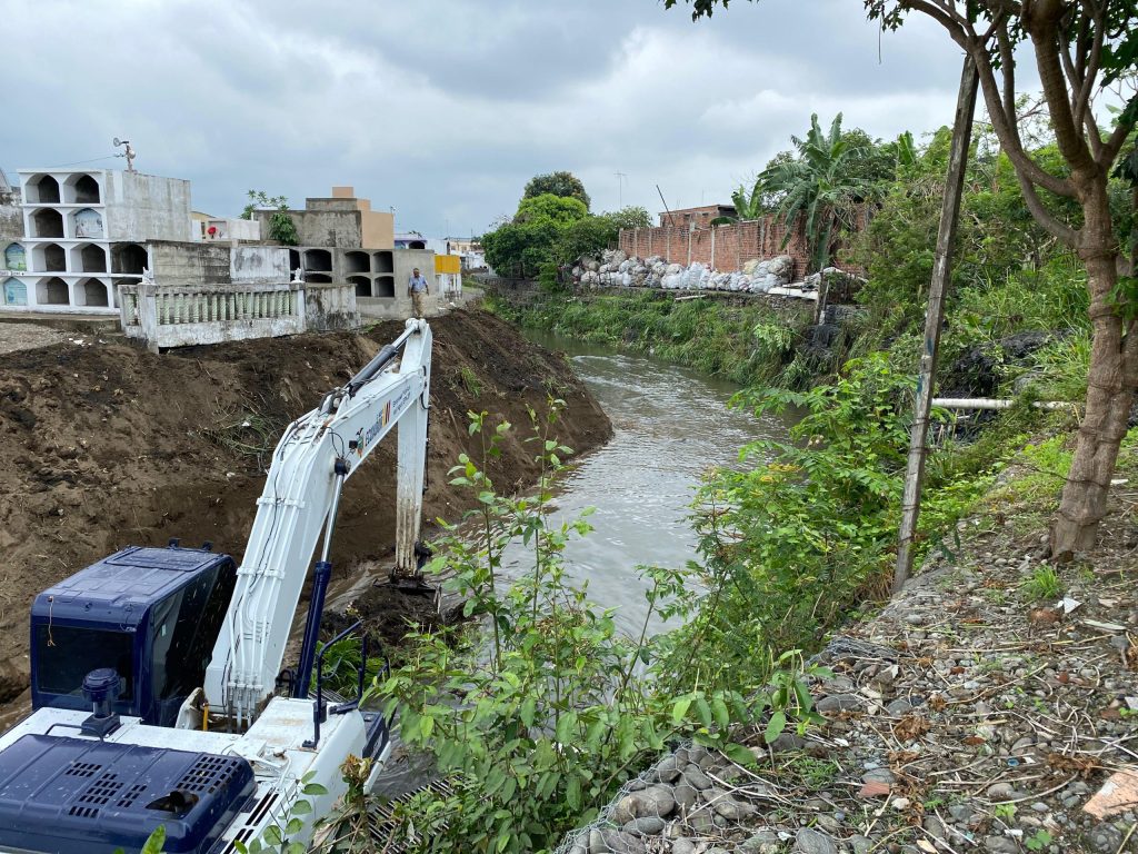 En Naranjito, el río El Chorrón avanza en desazolve para frenar inundaciones invernales
