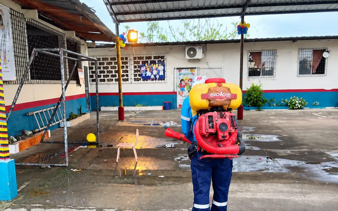 Fumigan unidades educativas de San Jacinto para proteger a estudiantes y docentes