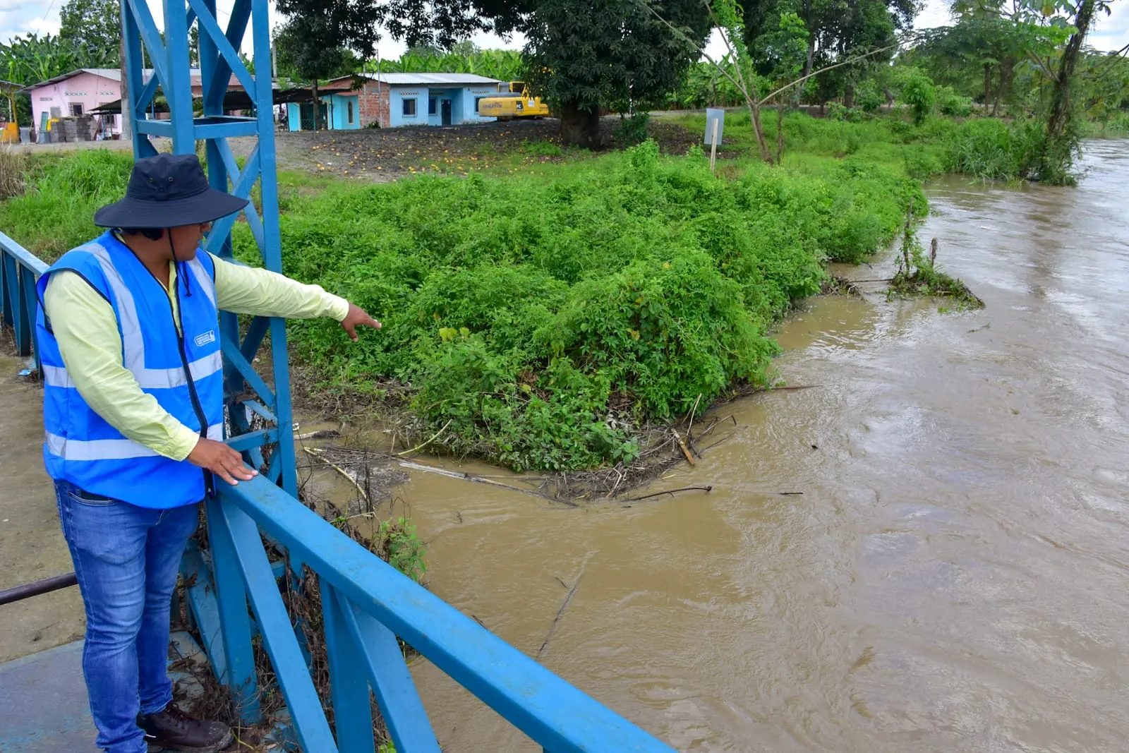 Técnicos de la Prefectura del Guayas protegen puente peatonal en San Gregorio, Yaguachi