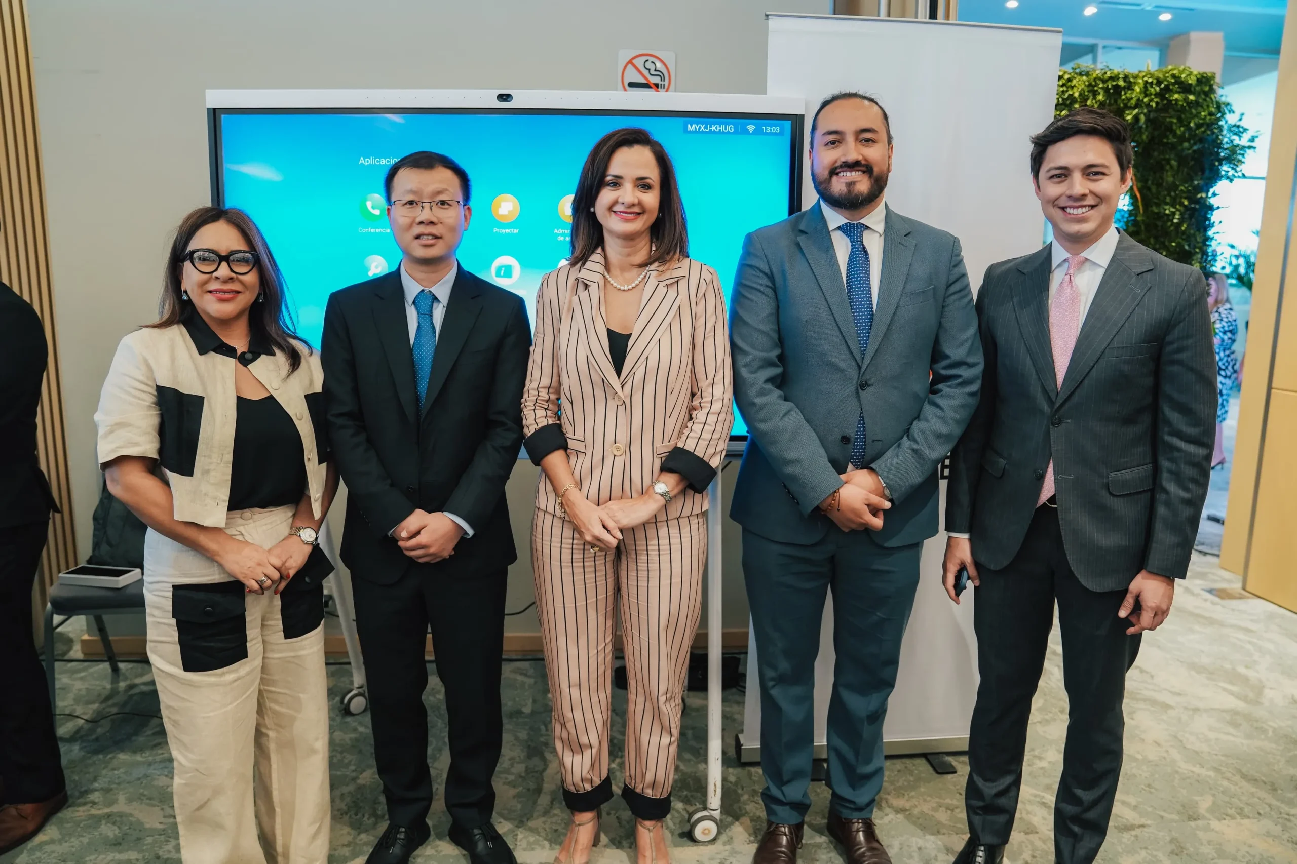 Prefectura del Guayas firma convenio con Huawei para impulsar productividad empresarial