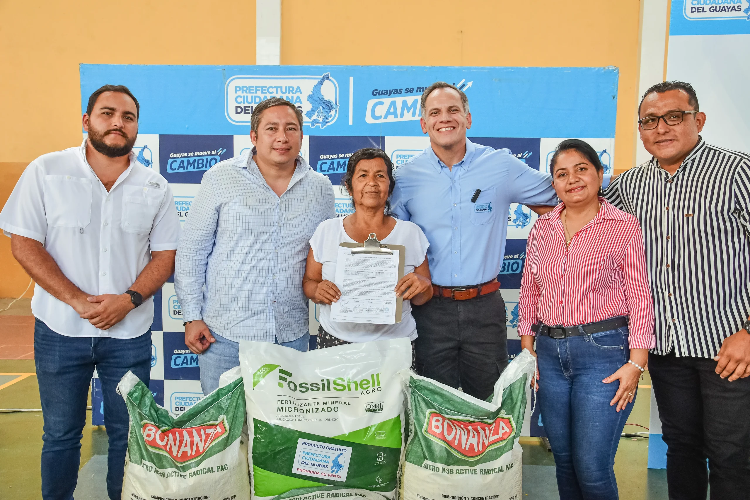 Prefectura del Guayas entrega 749 kits de fertilizantes a arroceros de Santa Lucía