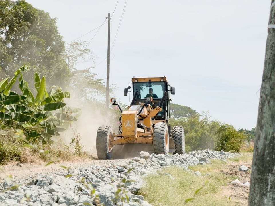 Mejoran caminos vecinales en Cáliz II para impulsar la movilidad rural en Yaguachi