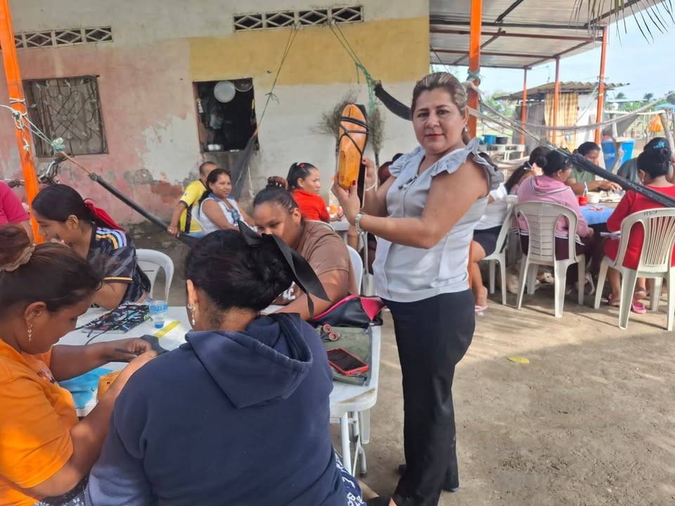 Mujeres emprendedoras de Santa Rosa 2 fortalecen sus habilidades con talleres de zapatería