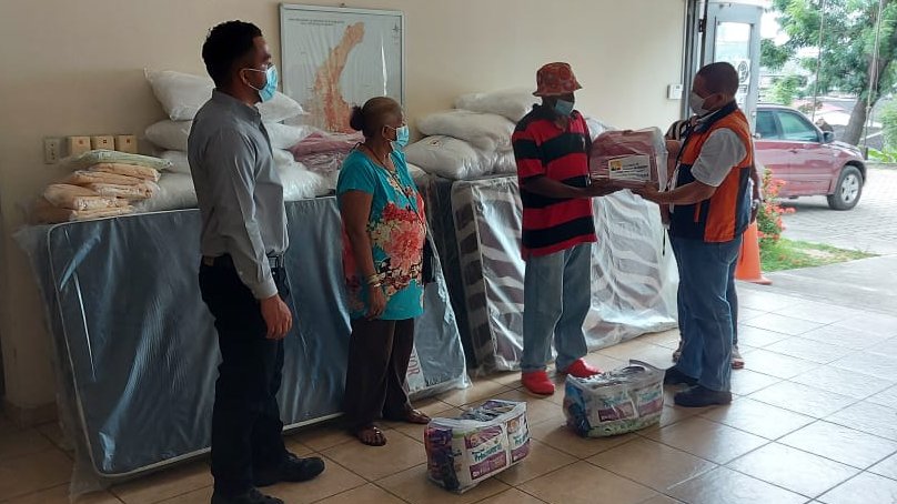 Riesgos entrega kits a familia en León Febres Cordero tras incendio