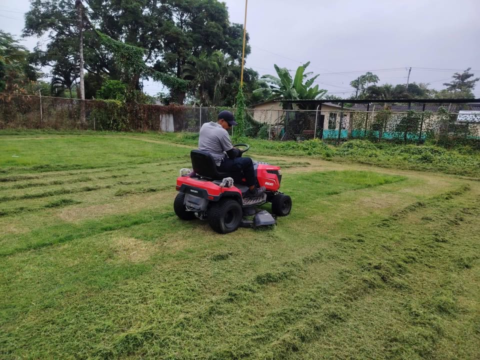 GAD Yaguachi realiza mantenimiento y poda en el estadio de San Fernando