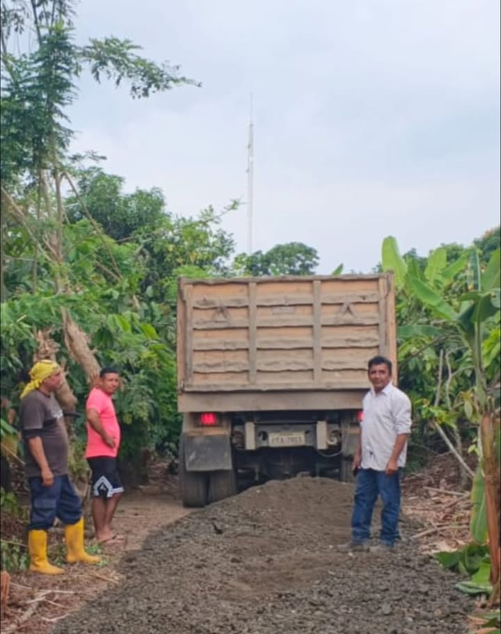 Mejoran camino vecinal en Palacio para facilitar el transporte agrícola