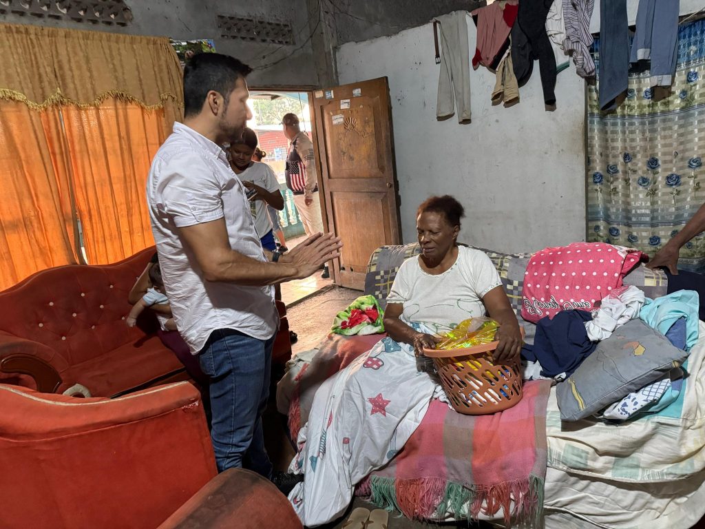 Municipio de Naranjito entrega víveres y cocina a familias en Los Amarillos