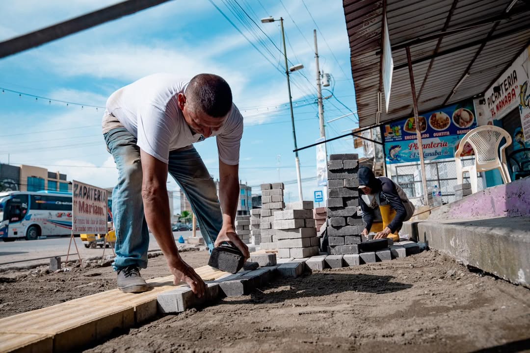 Regeneración urbana avanza con adoquines en avenida principal de Virgen de Fátima